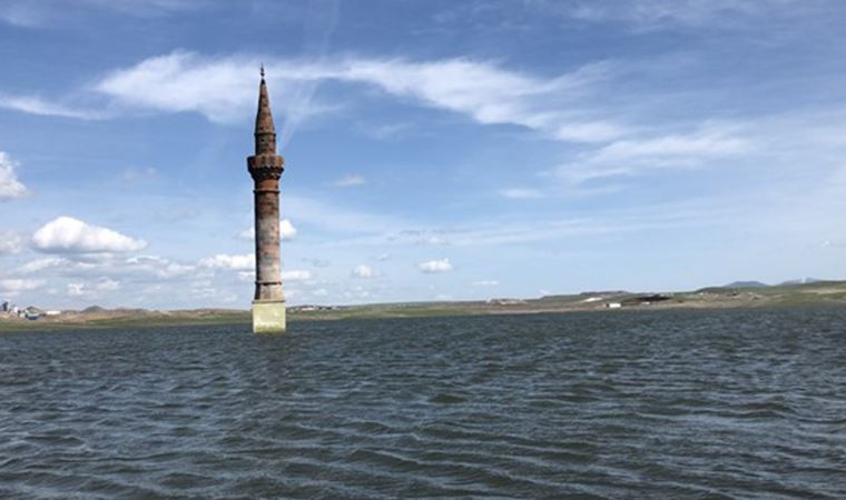 Sular altında kalan köylerinden geriye yalnızca minare kaldı!