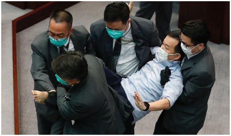 Hong Kong parlamentosunda arbede: Çin yanlıları ve karşıtları birbirine girdi