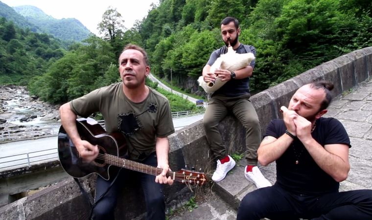 Haluk Levent, Çifte Köprü'de gitar çaldı, şarkı söyledi
