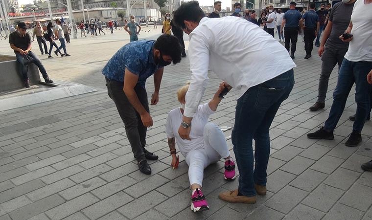 Taksim’de 2 erkek bir kadını tekme tokat darp etti