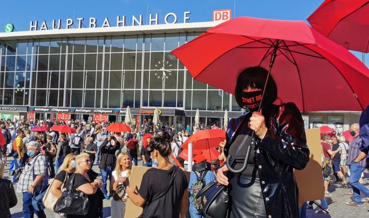 Almanya’da gece kulübü ve genelev çalışanlarından Covid-19 protestosu
