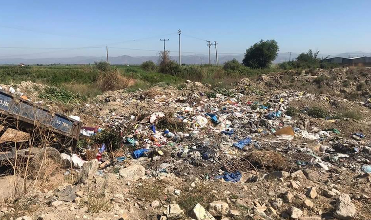 AKP'li belediye çöpleri ilçe girişine döktü - Resim : 2