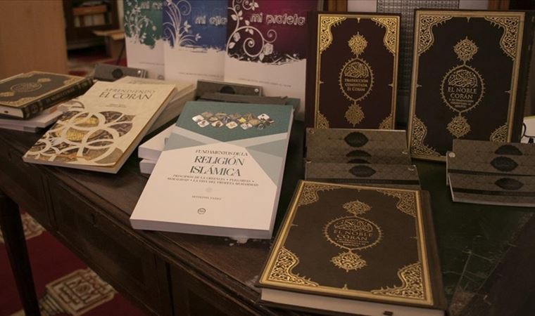 Diyanet Arjantin'de İspanyolca Kuran ve İslamı kaynak dağıttı