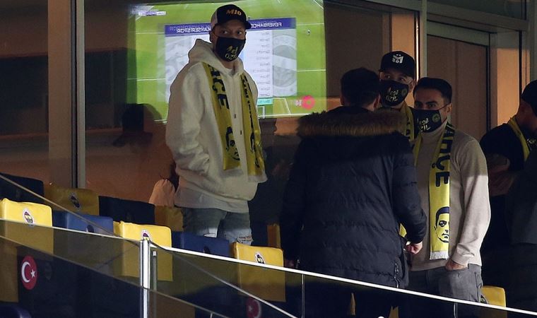 Fenerbahçe'nin yıldızı Mesut Özil tribünde