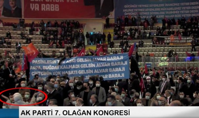 AKP kongresinde pankart krizi: Başkan paylaştı, milletvekili kaldırttı