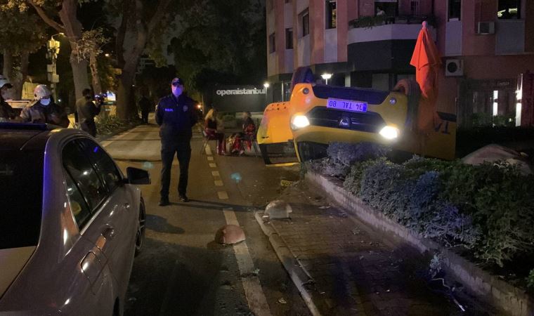 Kadıköy'de taksi takla attı: 1 yaralı
