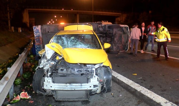 TEM Otoyolu'nda kamyonet ile taksi çarpıştı: 4 yaralı