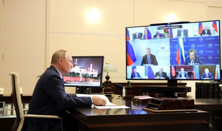 Putin'in öksürmesi heyeti tedirgin etti