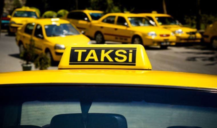 İstanbul'da denetim yapan ekipler, turisti kabul etmeyen taksiciyi trafikten menetti