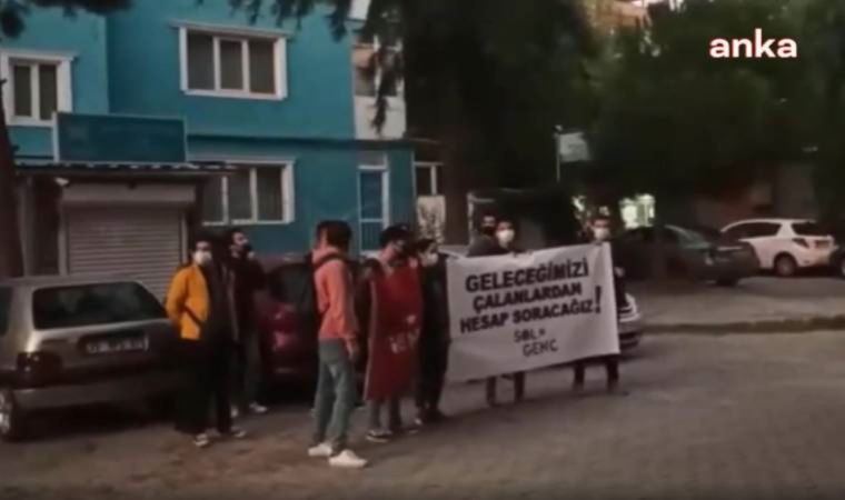 TÜGVA önünde protesto yapan öğrenciler: "Gencecik insanların gelecekleriyle adeta dalga geçiyorlar"