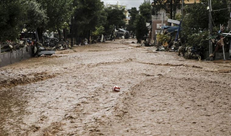 Yunanistan'da sel felaketi: Ana caddeler 7 saat trafiğe kapatıldı