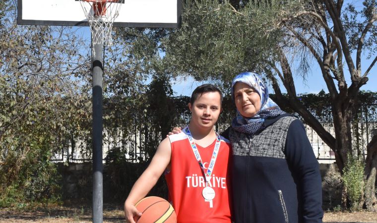 Down sendromlu basketbolcu Yunus Emre, annesinin desteğiyle başarıya koşuyor