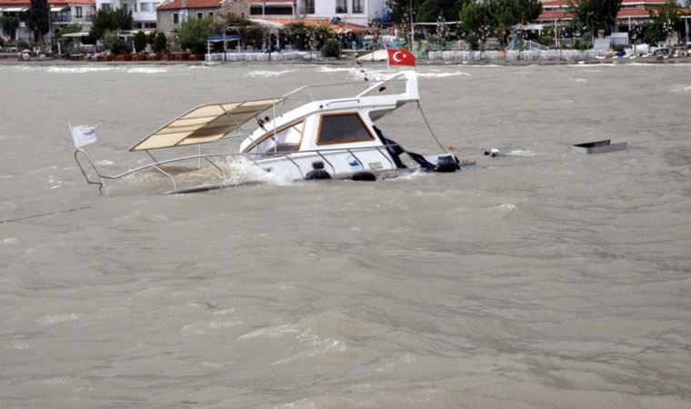 Datça'daki fırtınada 1 tekne battı