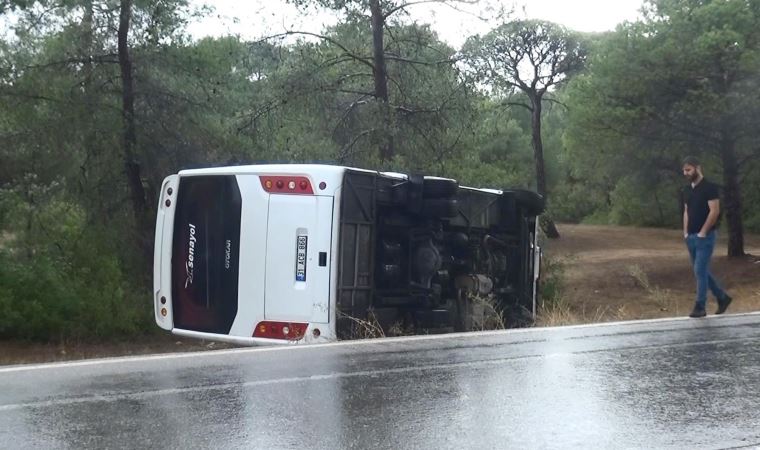 Manavgat'ta tur otobüsü devrildi: 8 yaralı
