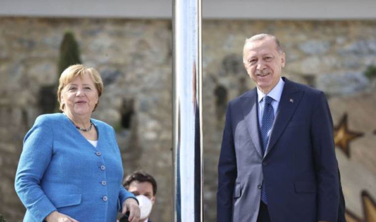 Merkel’le kameralar karşısına geçen Erdoğan’dan ‘direk’ esprisi
