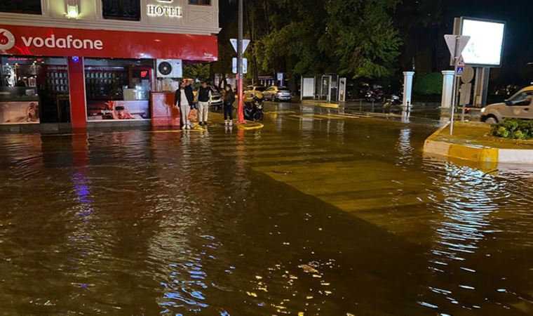 Fethiye'de aşırı yağış: Caddeler sular altında kaldı
