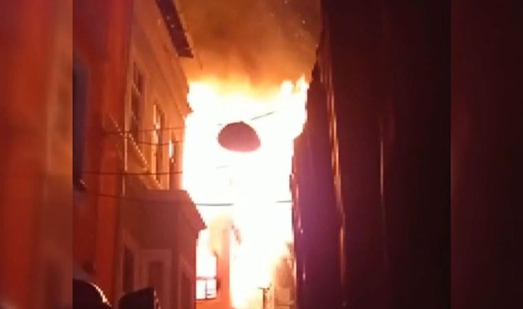 İstanbul'da korkutan yangın: Alevler geceyi aydınlattı