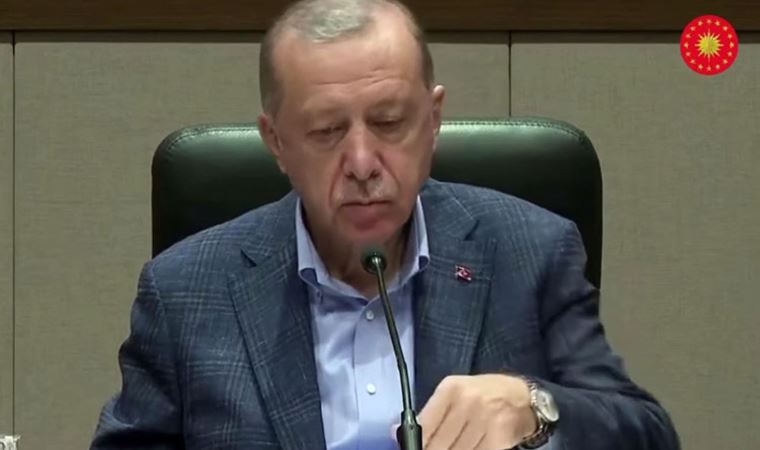 Erdoğan gazetecilerin sorularına önündeki kâğıda bakarak yanıt verdi