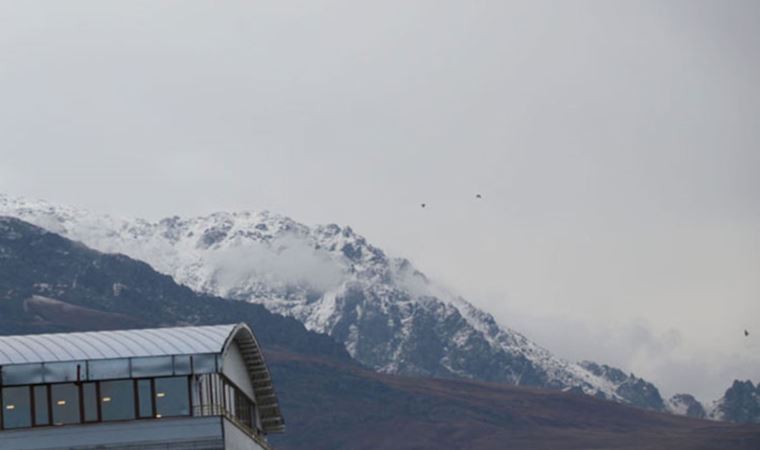 Van'da Erek Dağı'na mevsimin ilk karı yağdı