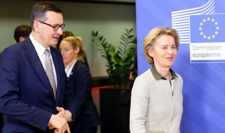AB-Polonya gerginliği: Avrupa Birliği 'Yaptırımlar masada' diyor, Varşova birliği 'şantaj yapmakla' suçluyor