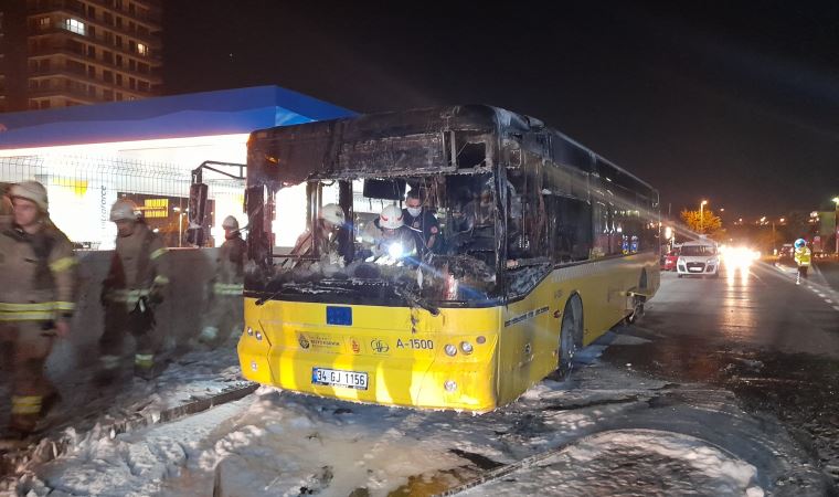 Bahçelievler'de park halindeki İETT otobüsü alev alev yandı