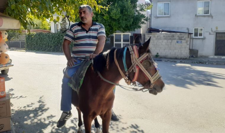 Akaryakıt zamlarından sonra arabasını satıp at aldı