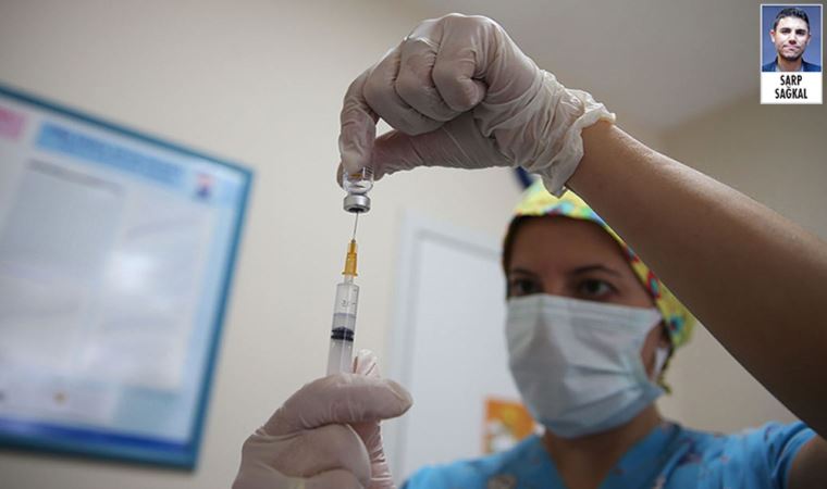 Sağlık çalışanlarının da olduğu aşıda randevu aralığı altı aya çıkarıldı