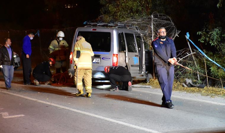 İzmir'de hafif ticari araç ağaca çarptı: 1 ölü, 2 yaralı
