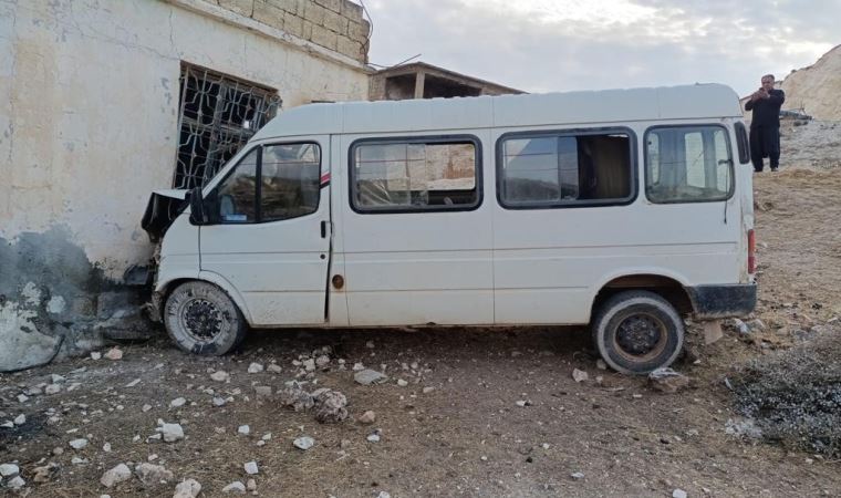 Tarım işçilerini taşıyan minibüs eve girdi: 15 yaralı