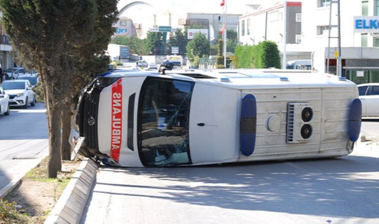 Sancaktepe’de otomobille çarpışan ambulans devrildi