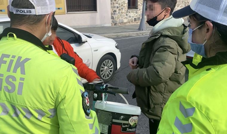 Ortaköy'de scooter denetiminde ilginç anlar: Scooterla kova taşıdı