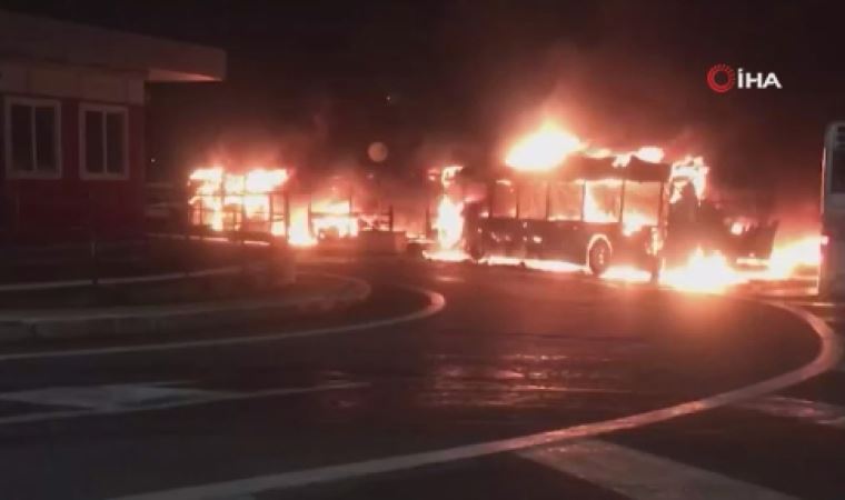 İtalya’da garajdaki belediye otobüsleri alev alev yandı
