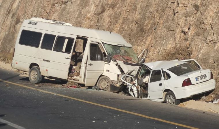 Şanlıurfa'da ters yöne giren minibüs ile otomobil çarpıştı, sürücü yaşamını yitirirken 16 kişi yaralandı
