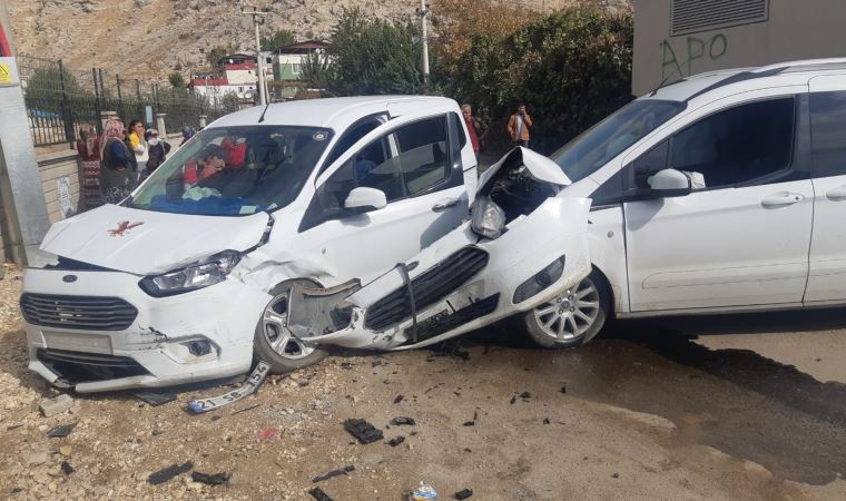 Diyarbakır'da iki hafif ticari araç çarpıştı: 1'i çocuk 4 yaralı