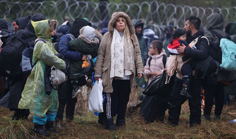 Belarus-Polonya hattında tansiyon artıyor, yüzlerce sığınmacı zorlu koşullarda