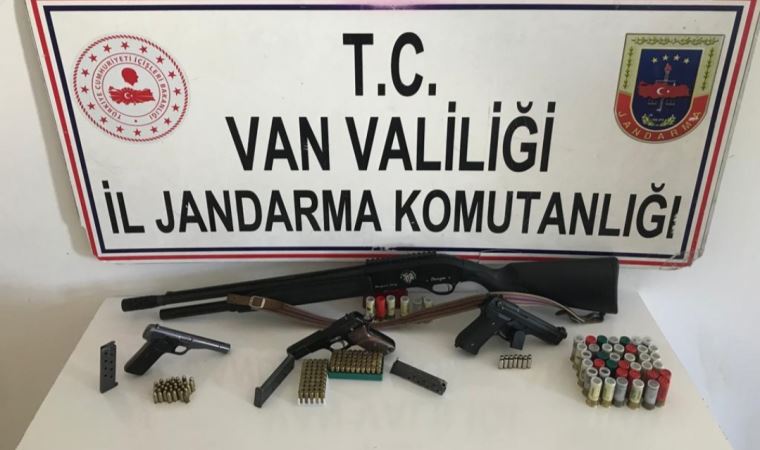 Van'da 3 silah ve mermilerle yakalanan 3 kişiye gözaltı