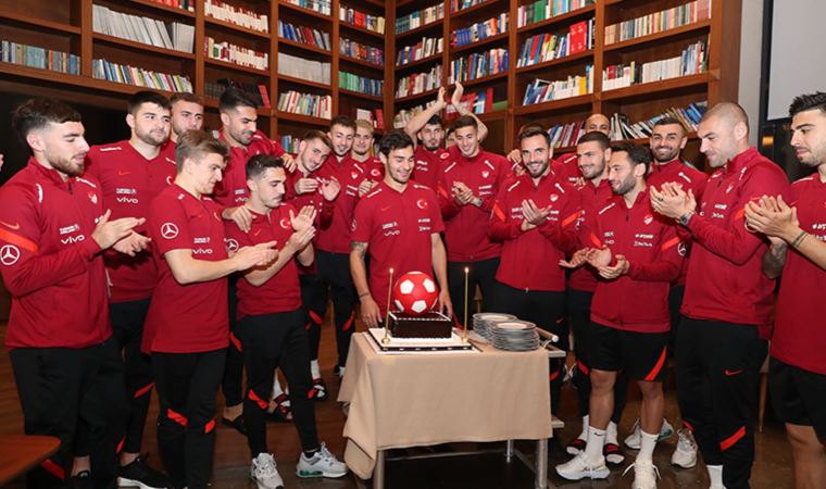 A Milli Futbol Takımı, Kaan Ayhan'ın doğum gününü kutladı