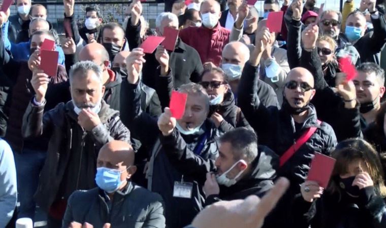Onur Air çalışanlarından 'kırmızı kart'lı protesto