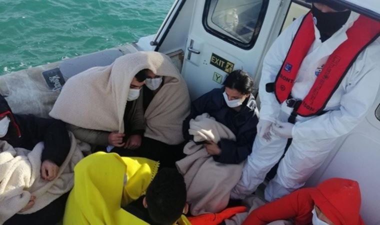 Didim açıklarında facia: Yan yatan teknedeki 9 göçmen kurtarıldı, 1’i öldü