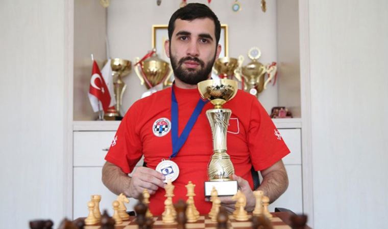 Milli satranççı Berkay Çelik, Türkiye'ye gümüş madalya getirmenin gururunu yaşıyor