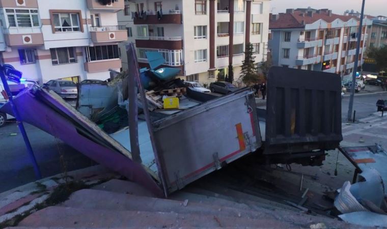 Ankara'da freni boşalan kamyon 10 aracı altına aldı