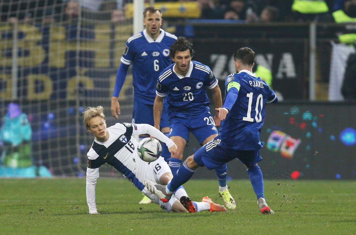Финляндия - Босния и Герцеговина футбол обои. Pjani.