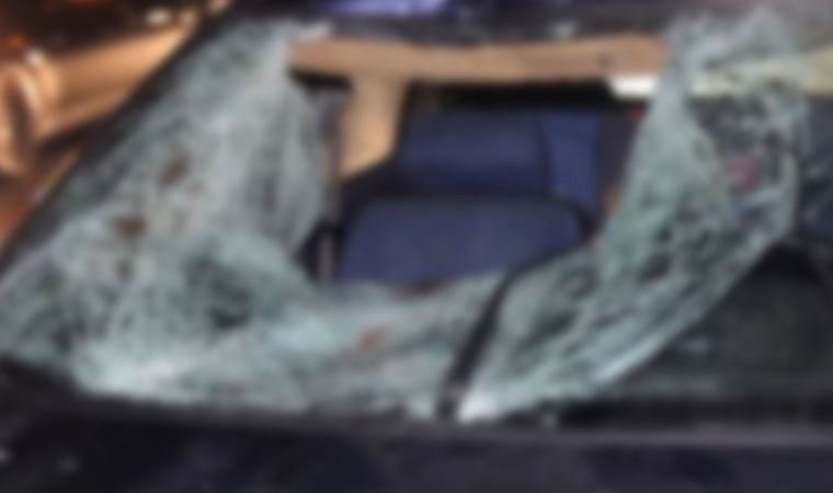 Otomobil çarptı: Ön camdan içeri girdi