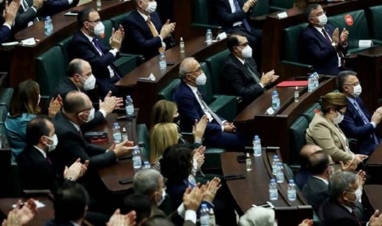 Hazine ve Maliye Bakanı Lütfi Elvan Erdoğan’ı alkışlamadı