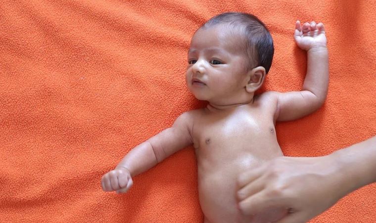 Güney Asya'da bebeklerin hayatını kurtaran yüzlerce yıllık gelenek: Faydalı yağlarla yapılan bebek masajı