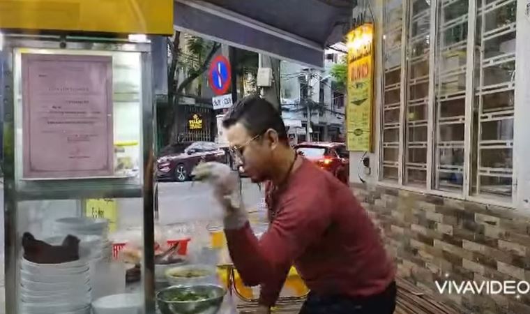 Vietnam'da Nusret Gökçe'yi taklit eden noodle satıcısı polis merkezine çağrıldı