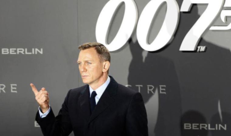 James Bond'un yaratıcısı Fleming'in 'şifreli' kol düğmeleri satıldı