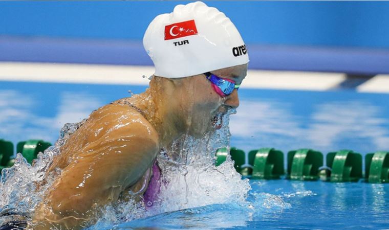 Milli yüzücü Viktoria Zeynep Güneş'ten tarihi altın madalya