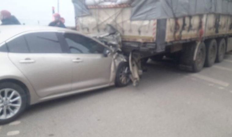 Korkunç kaza: Otomobil tıra saplandı