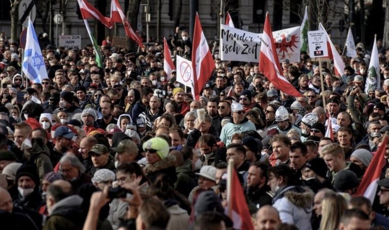 Avusturya'da tam kapanmadan önce koronavirüs önlemleri karşıtı protestoya on binler katıldı